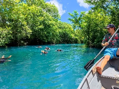 Flutuação no Rio Formoso — Barco de apoio para sua segurança