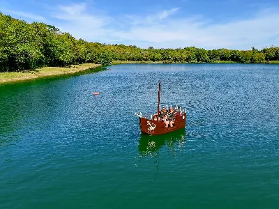 Lazer na Praia da Figueira — Que tal um passeio de Caravela?